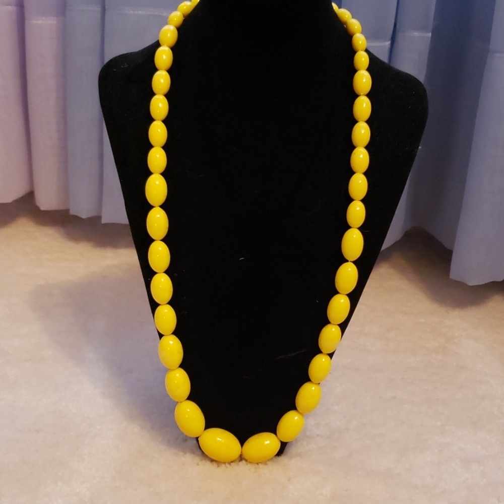 Vintage yellow bead necklace